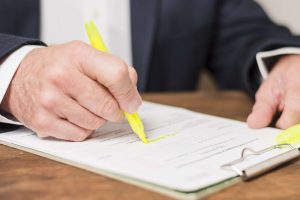 hombre negocios escribiendo documentos scaled